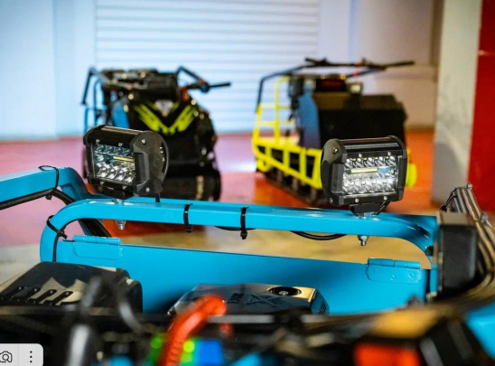 2 дополнительные светодиодные фары